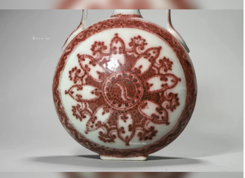 明代釉里红轮花纹抱月瓶细节解析​