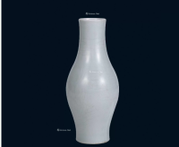 ​若说宋代瓷器是中国瓷艺的 “巅峰盛宴”，那 钧瓷便是这场盛宴中最耀眼的 “色彩王者”。而宋代钧瓷梅瓶，更是将 “入窑一色，出窑万彩” 的窑变奇迹，与梅瓶 “丰肩瘦胫” 的雅致器型完美融合，成为跨越千年仍令人惊叹的艺术瑰宝。​ 宋代钧瓷的釉色，堪称 “大自然的调色盘”—— 以铜为着色剂，在 1300℃的高温窑火中，釉料随窑温、窑位的细微变化肆意流淌：有的如 “晚霞映天”，红紫交融间透着金辉；有的似 “星空浩瀚”，天蓝釉面散落着银白斑点；还有的像 “秋江泛波”，青蓝釉色中晕开一抹胭脂红。这种 “千窑难烧一器” 的窑变效果，让每一件钧瓷梅瓶都成为独一无二的 “孤品”，古人赞其 “钧与玉比，钧比玉美”，绝非虚言。​ 更令人称奇的是钧瓷的 “开片纹理”：冷却过程中釉面自然开裂，形成细密的 “冰裂纹” 或 “蟹爪纹”，纹路纵横交错却无规律可循，用手轻叩，还能听到清脆如磬的声响，仿佛是千年窑火在诉说往事。而梅瓶的器型设计，又让釉色与开片有了绝佳的 “展示舞台”—— 丰肩处釉色浓郁饱满，瘦胫部釉色轻盈流淌，开片纹路随器型起伏，尽显宋人的审美意趣。​ 二、拍卖场 “天价常客”：三大拍卖行成交名场面​ 1. 苏富比：2.81 亿港元的 “北宋钧瓷之王”​ 2022 年香港苏富比秋拍，一件北宋钧窑玫瑰紫釉梅瓶引爆全球藏界。这件梅瓶高 28 厘米，瓶身以深邃的玫瑰紫釉为主调，釉色从肩部向胫部自然过渡为天青色，窑变界限如 “云雾流转”，底部刻有 “奉华” 款（宋代宫廷御用款识）。从 1.5 亿港元起拍，历经 40 轮激烈竞价，最终以 2.81 亿港元落槌，加佣金 3.22 亿港元成交，创下宋代钧瓷拍卖纪录。苏富比亚洲区主席魏蔚现场感叹：“这件北宋钧瓷梅瓶，釉色、器型、款识皆属宫廷御用级别，存世量不足三件，堪称‘钧瓷中的国宝’。”​ 2. 佳士得：1.63 亿港元的 “南宋钧瓷惊艳”​ 2020 年香港佳士得春拍，一尊南宋钧窑天蓝釉红斑梅瓶同样热度爆棚。该瓶釉色以纯净的天蓝色为底，瓶身散布着不规则的胭脂红斑块，如 “落日余晖洒在湖面”，胎质厚重细腻，器型规整典雅。经过 26 轮竞价，以 1.63 亿港元落槌，加佣金 1.88 亿港元成交。佳士得瓷器专家张丁元评价：“南宋钧瓷虽不及北宋宫廷器奢华，但更注重釉色的自然之美，这件红斑梅瓶的窑变效果堪称‘天工之作’，是南宋钧瓷的巅峰代表。”​ 3. 多禄溙国际：528 万港元的 “宋代民窑钧瓷惊喜”​ 并非只有宫廷钧瓷才有高价值，多禄溙国际 2023 年秋拍的 “宋代钧窑月白釉梅瓶”，便展现了民窑钧瓷的收藏潜力。这件梅瓶虽为民窑烧制，但釉色呈温润的月白色，釉面开片细密均匀，瓶身线条流畅，是宋代民窑钧瓷中的精品。最终以 528 万港元成交，超出估价 35%。多禄溙国际拍卖师落槌时表示：“宋代民窑钧瓷因存世量相对较多、价格亲民，正成为藏家入门宋代高古瓷的‘首选’，且随着高古瓷收藏热升温，未来升值空间十分可观。”​ 三、收藏鉴别指南：四招辨证明代钧瓷梅瓶​ 观釉色：真品钧瓷釉色自然流淌，窑变过渡柔和，无明显人工刻意痕迹；仿品釉色要么窑变生硬，要么色彩过于艳丽，红斑、紫斑多为人工喷涂，缺乏层次感。​ 查开片：真品开片纹路自然，大小不一，纹路中常伴有 “土沁”（千年埋藏形成的自然痕迹）；仿品开片纹路规整呆板，多为机械压制，无土沁或土沁不自然。​ 摸胎质：真品宋代钧瓷胎质厚重，胎色多为灰褐色（俗称 “香灰胎”），上手有压手感；仿品胎质要么轻薄松软，要么过于厚重，胎色多为纯白或深灰色，缺乏历史沉淀感。​ 辨款识：宋代宫廷钧瓷多有 “奉华”“蔡” 等款识，字体古朴自然，刻痕深浅不一；仿款字体多生硬规整，刻痕均匀，甚至出现现代字体特征。​ 宋代钧瓷梅瓶，是宋代工匠用窑火与智慧创造的 “艺术奇迹”，它以变幻无穷的釉色、古朴典雅的器型，承载着宋代文人 “天人合一” 的审美追求。如今，这些跨越千年的 “色彩精灵”，在拍卖场上一次次刷新天价纪录，不仅证明了钧瓷的艺术价值，更让宋代瓷艺的魅力在新时代持续绽放，成为收藏市场上永不褪色的 “热门宠儿”。​若您有古玩精品欲拍賣或參加拍賣推薦會，請諮詢 電話85284808384，與多祿溙國際拍賣公司客服經理或授權徵集點客服經理聯絡，洽談市場趨勢與託售事宜。本文章由香港多祿溙国际拍卖行澳門征集处朱易謂撰写。 你可以永遠相信老祖宗的頂級審美，瓷器之美，青銅之韻，金飾之華，咱們老祖宗的審美不是蓋的！ ​​​ 【多祿溙2026年香港首拍賣會 徵集進行中】 香港多祿溙國際拍賣行誠邀全球藏家參與多祿溙2026年香港首拍賣會。 徵集範圍：中國書畫、瓷器、玉器、金銅佛像等頂級藝術品。 我們將以專業鑑定、國際宣傳與優質買家資源，助您臻品高價成交。 【Dorothy 2026 Hong Kong Inaugural Auction – Now Accepting Consignments】 Dorothy International Auction Hong Kong cordially invites collectors worldwide to participate in our inaugural Hong Kong sale in 2026. Categories: Chinese paintings, porcelain, jade, gilt-bronze Buddhist figures, and other exceptional works of art. With professional expertise, global promotion, and premium buyer networks, we are committed to achieving outstanding results for your treasures. 📍 徵集地點 / Consignment Venue：：澳門宋玉生廣場180號東南亞商業中心10樓O室， 📱 微信：fantai6868786 📞 WhatsApp：+852 84808384 📮 Email：liangzhangzhu665@gmail.com 💬 Line ID：813868786 誠邀全球藏家送拍臻品 您的藝術珍藏，或許正是下一件萬眾矚目的焦點！ We warmly welcome consignments from collectors worldwide – your masterpiece could be the next star of the auction floor.、