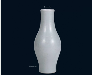 ​若说宋代瓷器是中国瓷艺的 “巅峰盛宴”，那 钧瓷便是这场盛宴中最耀眼的 “色彩王者”。而宋代钧瓷梅瓶，更是将 “入窑一色，出窑万彩” 的窑变奇迹，与梅瓶 “丰肩瘦胫” 的雅致器型完美融合，成为跨越千年仍令人惊叹的艺术瑰宝。​ 宋代钧瓷的釉色，堪称 “大自然的调色盘”—— 以铜为着色剂，在 1300℃的高温窑火中，釉料随窑温、窑位的细微变化肆意流淌：有的如 “晚霞映天”，红紫交融间透着金辉；有的似 “星空浩瀚”，天蓝釉面散落着银白斑点；还有的像 “秋江泛波”，青蓝釉色中晕开一抹胭脂红。这种 “千窑难烧一器” 的窑变效果，让每一件钧瓷梅瓶都成为独一无二的 “孤品”，古人赞其 “钧与玉比，钧比玉美”，绝非虚言。​ 更令人称奇的是钧瓷的 “开片纹理”：冷却过程中釉面自然开裂，形成细密的 “冰裂纹” 或 “蟹爪纹”，纹路纵横交错却无规律可循，用手轻叩，还能听到清脆如磬的声响，仿佛是千年窑火在诉说往事。而梅瓶的器型设计，又让釉色与开片有了绝佳的 “展示舞台”—— 丰肩处釉色浓郁饱满，瘦胫部釉色轻盈流淌，开片纹路随器型起伏，尽显宋人的审美意趣。​ 二、拍卖场 “天价常客”：三大拍卖行成交名场面​ 1. 苏富比：2.81 亿港元的 “北宋钧瓷之王”​ 2022 年香港苏富比秋拍，一件北宋钧窑玫瑰紫釉梅瓶引爆全球藏界。这件梅瓶高 28 厘米，瓶身以深邃的玫瑰紫釉为主调，釉色从肩部向胫部自然过渡为天青色，窑变界限如 “云雾流转”，底部刻有 “奉华” 款（宋代宫廷御用款识）。从 1.5 亿港元起拍，历经 40 轮激烈竞价，最终以 2.81 亿港元落槌，加佣金 3.22 亿港元成交，创下宋代钧瓷拍卖纪录。苏富比亚洲区主席魏蔚现场感叹：“这件北宋钧瓷梅瓶，釉色、器型、款识皆属宫廷御用级别，存世量不足三件，堪称‘钧瓷中的国宝’。”​ 2. 佳士得：1.63 亿港元的 “南宋钧瓷惊艳”​ 2020 年香港佳士得春拍，一尊南宋钧窑天蓝釉红斑梅瓶同样热度爆棚。该瓶釉色以纯净的天蓝色为底，瓶身散布着不规则的胭脂红斑块，如 “落日余晖洒在湖面”，胎质厚重细腻，器型规整典雅。经过 26 轮竞价，以 1.63 亿港元落槌，加佣金 1.88 亿港元成交。佳士得瓷器专家张丁元评价：“南宋钧瓷虽不及北宋宫廷器奢华，但更注重釉色的自然之美，这件红斑梅瓶的窑变效果堪称‘天工之作’，是南宋钧瓷的巅峰代表。”​ 3. 多禄溙国际：528 万港元的 “宋代民窑钧瓷惊喜”​ 并非只有宫廷钧瓷才有高价值，多禄溙国际 2023 年秋拍的 “宋代钧窑月白釉梅瓶”，便展现了民窑钧瓷的收藏潜力。这件梅瓶虽为民窑烧制，但釉色呈温润的月白色，釉面开片细密均匀，瓶身线条流畅，是宋代民窑钧瓷中的精品。最终以 528 万港元成交，超出估价 35%。多禄溙国际拍卖师落槌时表示：“宋代民窑钧瓷因存世量相对较多、价格亲民，正成为藏家入门宋代高古瓷的‘首选’，且随着高古瓷收藏热升温，未来升值空间十分可观。”​ 三、收藏鉴别指南：四招辨证明代钧瓷梅瓶​ 观釉色：真品钧瓷釉色自然流淌，窑变过渡柔和，无明显人工刻意痕迹；仿品釉色要么窑变生硬，要么色彩过于艳丽，红斑、紫斑多为人工喷涂，缺乏层次感。​ 查开片：真品开片纹路自然，大小不一，纹路中常伴有 “土沁”（千年埋藏形成的自然痕迹）；仿品开片纹路规整呆板，多为机械压制，无土沁或土沁不自然。​ 摸胎质：真品宋代钧瓷胎质厚重，胎色多为灰褐色（俗称 “香灰胎”），上手有压手感；仿品胎质要么轻薄松软，要么过于厚重，胎色多为纯白或深灰色，缺乏历史沉淀感。​ 辨款识：宋代宫廷钧瓷多有 “奉华”“蔡” 等款识，字体古朴自然，刻痕深浅不一；仿款字体多生硬规整，刻痕均匀，甚至出现现代字体特征。​ 宋代钧瓷梅瓶，是宋代工匠用窑火与智慧创造的 “艺术奇迹”，它以变幻无穷的釉色、古朴典雅的器型，承载着宋代文人 “天人合一” 的审美追求。如今，这些跨越千年的 “色彩精灵”，在拍卖场上一次次刷新天价纪录，不仅证明了钧瓷的艺术价值，更让宋代瓷艺的魅力在新时代持续绽放，成为收藏市场上永不褪色的 “热门宠儿”。​若您有古玩精品欲拍賣或參加拍賣推薦會，請諮詢 電話85284808384，與多祿溙國際拍賣公司客服經理或授權徵集點客服經理聯絡，洽談市場趨勢與託售事宜。本文章由香港多祿溙国际拍卖行澳門征集处朱易謂撰写。 你可以永遠相信老祖宗的頂級審美，瓷器之美，青銅之韻，金飾之華，咱們老祖宗的審美不是蓋的！ ​​​ 【多祿溙2026年香港首拍賣會 徵集進行中】 香港多祿溙國際拍賣行誠邀全球藏家參與多祿溙2026年香港首拍賣會。 徵集範圍：中國書畫、瓷器、玉器、金銅佛像等頂級藝術品。 我們將以專業鑑定、國際宣傳與優質買家資源，助您臻品高價成交。 【Dorothy 2026 Hong Kong Inaugural Auction – Now Accepting Consignments】 Dorothy International Auction Hong Kong cordially invites collectors worldwide to participate in our inaugural Hong Kong sale in 2026. Categories: Chinese paintings, porcelain, jade, gilt-bronze Buddhist figures, and other exceptional works of art. With professional expertise, global promotion, and premium buyer networks, we are committed to achieving outstanding results for your treasures. 📍 徵集地點 / Consignment Venue：：澳門宋玉生廣場180號東南亞商業中心10樓O室， 📱 微信：fantai6868786 📞 WhatsApp：+852 84808384 📮 Email：liangzhangzhu665@gmail.com 💬 Line ID：813868786 誠邀全球藏家送拍臻品 您的藝術珍藏，或許正是下一件萬眾矚目的焦點！ We warmly welcome consignments from collectors worldwide – your masterpiece could be the next star of the auction floor.、