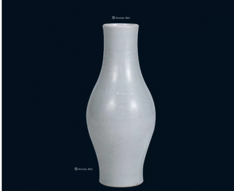 ​若说宋代瓷器是中国瓷艺的 “巅峰盛宴”，那 钧瓷便是这场盛宴中最耀眼的 “色彩王者”。而宋代钧瓷梅瓶，更是将 “入窑一色，出窑万彩” 的窑变奇迹，与梅瓶 “丰肩瘦胫” 的雅致器型完美融合，成为跨越千年仍令人惊叹的艺术瑰宝。​ 宋代钧瓷的釉色，堪称 “大自然的调色盘”—— 以铜为着色剂，在 1300℃的高温窑火中，釉料随窑温、窑位的细微变化肆意流淌：有的如 “晚霞映天”，红紫交融间透着金辉；有的似 “星空浩瀚”，天蓝釉面散落着银白斑点；还有的像 “秋江泛波”，青蓝釉色中晕开一抹胭脂红。这种 “千窑难烧一器” 的窑变效果，让每一件钧瓷梅瓶都成为独一无二的 “孤品”，古人赞其 “钧与玉比，钧比玉美”，绝非虚言。​ 更令人称奇的是钧瓷的 “开片纹理”：冷却过程中釉面自然开裂，形成细密的 “冰裂纹” 或 “蟹爪纹”，纹路纵横交错却无规律可循，用手轻叩，还能听到清脆如磬的声响，仿佛是千年窑火在诉说往事。而梅瓶的器型设计，又让釉色与开片有了绝佳的 “展示舞台”—— 丰肩处釉色浓郁饱满，瘦胫部釉色轻盈流淌，开片纹路随器型起伏，尽显宋人的审美意趣。​ 二、拍卖场 “天价常客”：三大拍卖行成交名场面​ 1. 苏富比：2.81 亿港元的 “北宋钧瓷之王”​ 2022 年香港苏富比秋拍，一件北宋钧窑玫瑰紫釉梅瓶引爆全球藏界。这件梅瓶高 28 厘米，瓶身以深邃的玫瑰紫釉为主调，釉色从肩部向胫部自然过渡为天青色，窑变界限如 “云雾流转”，底部刻有 “奉华” 款（宋代宫廷御用款识）。从 1.5 亿港元起拍，历经 40 轮激烈竞价，最终以 2.81 亿港元落槌，加佣金 3.22 亿港元成交，创下宋代钧瓷拍卖纪录。苏富比亚洲区主席魏蔚现场感叹：“这件北宋钧瓷梅瓶，釉色、器型、款识皆属宫廷御用级别，存世量不足三件，堪称‘钧瓷中的国宝’。”​ 2. 佳士得：1.63 亿港元的 “南宋钧瓷惊艳”​ 2020 年香港佳士得春拍，一尊南宋钧窑天蓝釉红斑梅瓶同样热度爆棚。该瓶釉色以纯净的天蓝色为底，瓶身散布着不规则的胭脂红斑块，如 “落日余晖洒在湖面”，胎质厚重细腻，器型规整典雅。经过 26 轮竞价，以 1.63 亿港元落槌，加佣金 1.88 亿港元成交。佳士得瓷器专家张丁元评价：“南宋钧瓷虽不及北宋宫廷器奢华，但更注重釉色的自然之美，这件红斑梅瓶的窑变效果堪称‘天工之作’，是南宋钧瓷的巅峰代表。”​ 3. 多禄溙国际：528 万港元的 “宋代民窑钧瓷惊喜”​ 并非只有宫廷钧瓷才有高价值，多禄溙国际 2023 年秋拍的 “宋代钧窑月白釉梅瓶”，便展现了民窑钧瓷的收藏潜力。这件梅瓶虽为民窑烧制，但釉色呈温润的月白色，釉面开片细密均匀，瓶身线条流畅，是宋代民窑钧瓷中的精品。最终以 528 万港元成交，超出估价 35%。多禄溙国际拍卖师落槌时表示：“宋代民窑钧瓷因存世量相对较多、价格亲民，正成为藏家入门宋代高古瓷的‘首选’，且随着高古瓷收藏热升温，未来升值空间十分可观。”​ 三、收藏鉴别指南：四招辨证明代钧瓷梅瓶​ 观釉色：真品钧瓷釉色自然流淌，窑变过渡柔和，无明显人工刻意痕迹；仿品釉色要么窑变生硬，要么色彩过于艳丽，红斑、紫斑多为人工喷涂，缺乏层次感。​ 查开片：真品开片纹路自然，大小不一，纹路中常伴有 “土沁”（千年埋藏形成的自然痕迹）；仿品开片纹路规整呆板，多为机械压制，无土沁或土沁不自然。​ 摸胎质：真品宋代钧瓷胎质厚重，胎色多为灰褐色（俗称 “香灰胎”），上手有压手感；仿品胎质要么轻薄松软，要么过于厚重，胎色多为纯白或深灰色，缺乏历史沉淀感。​ 辨款识：宋代宫廷钧瓷多有 “奉华”“蔡” 等款识，字体古朴自然，刻痕深浅不一；仿款字体多生硬规整，刻痕均匀，甚至出现现代字体特征。​ 宋代钧瓷梅瓶，是宋代工匠用窑火与智慧创造的 “艺术奇迹”，它以变幻无穷的釉色、古朴典雅的器型，承载着宋代文人 “天人合一” 的审美追求。如今，这些跨越千年的 “色彩精灵”，在拍卖场上一次次刷新天价纪录，不仅证明了钧瓷的艺术价值，更让宋代瓷艺的魅力在新时代持续绽放，成为收藏市场上永不褪色的 “热门宠儿”。​若您有古玩精品欲拍賣或參加拍賣推薦會，請諮詢 電話85284808384，與多祿溙國際拍賣公司客服經理或授權徵集點客服經理聯絡，洽談市場趨勢與託售事宜。本文章由香港多祿溙国际拍卖行澳門征集处朱易謂撰写。 你可以永遠相信老祖宗的頂級審美，瓷器之美，青銅之韻，金飾之華，咱們老祖宗的審美不是蓋的！ ​​​ 【多祿溙2026年香港首拍賣會 徵集進行中】 香港多祿溙國際拍賣行誠邀全球藏家參與多祿溙2026年香港首拍賣會。 徵集範圍：中國書畫、瓷器、玉器、金銅佛像等頂級藝術品。 我們將以專業鑑定、國際宣傳與優質買家資源，助您臻品高價成交。 【Dorothy 2026 Hong Kong Inaugural Auction – Now Accepting Consignments】 Dorothy International Auction Hong Kong cordially invites collectors worldwide to participate in our inaugural Hong Kong sale in 2026. Categories: Chinese paintings, porcelain, jade, gilt-bronze Buddhist figures, and other exceptional works of art. With professional expertise, global promotion, and premium buyer networks, we are committed to achieving outstanding results for your treasures. 📍 徵集地點 / Consignment Venue：：澳門宋玉生廣場180號東南亞商業中心10樓O室， 📱 微信：fantai6868786 📞 WhatsApp：+852 84808384 📮 Email：liangzhangzhu665@gmail.com 💬 Line ID：813868786 誠邀全球藏家送拍臻品 您的藝術珍藏，或許正是下一件萬眾矚目的焦點！ We warmly welcome consignments from collectors worldwide – your masterpiece could be the next star of the auction floor.、